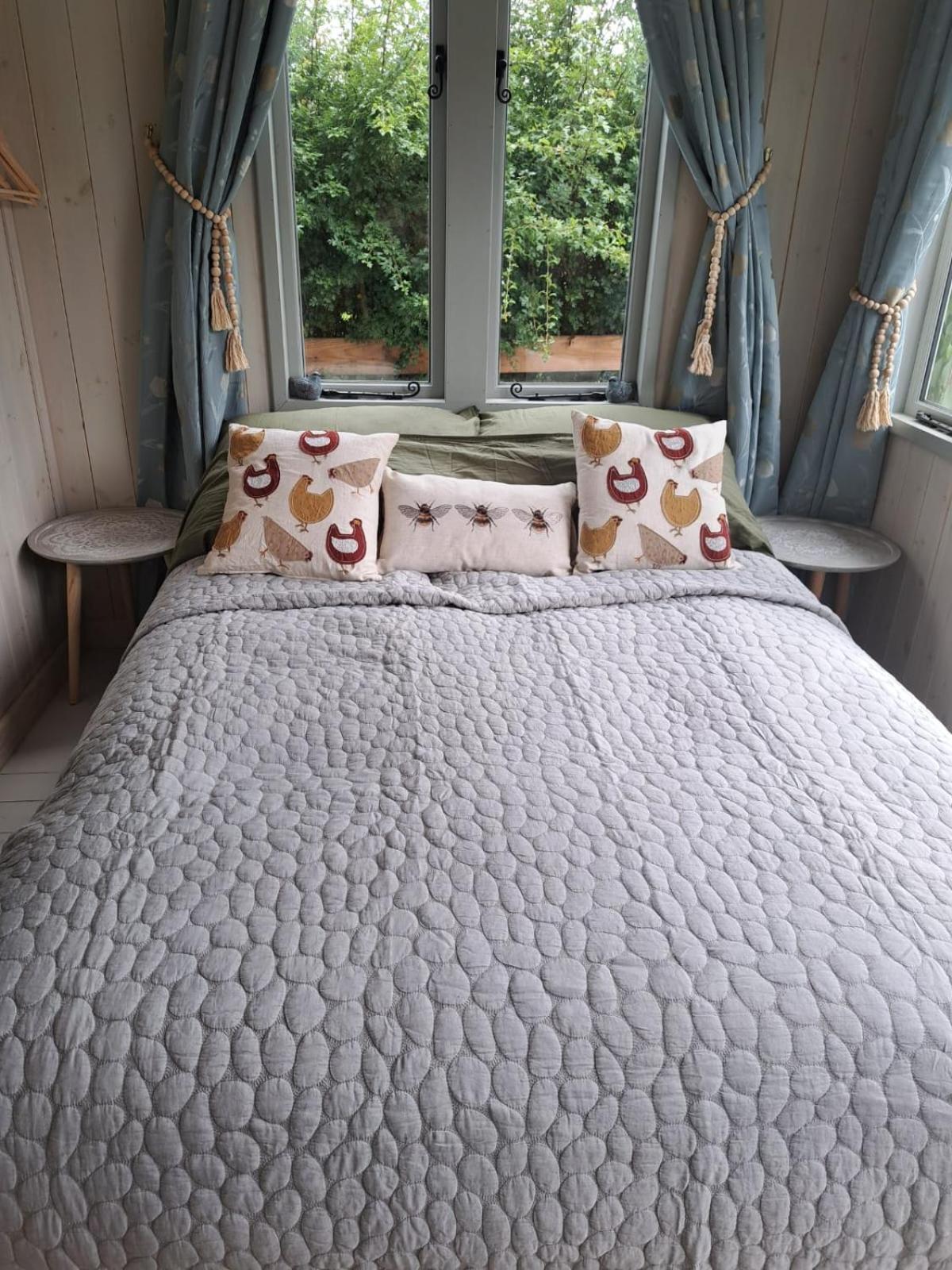 Birds And The Bees Summer House Endon ภายนอก รูปภาพ
