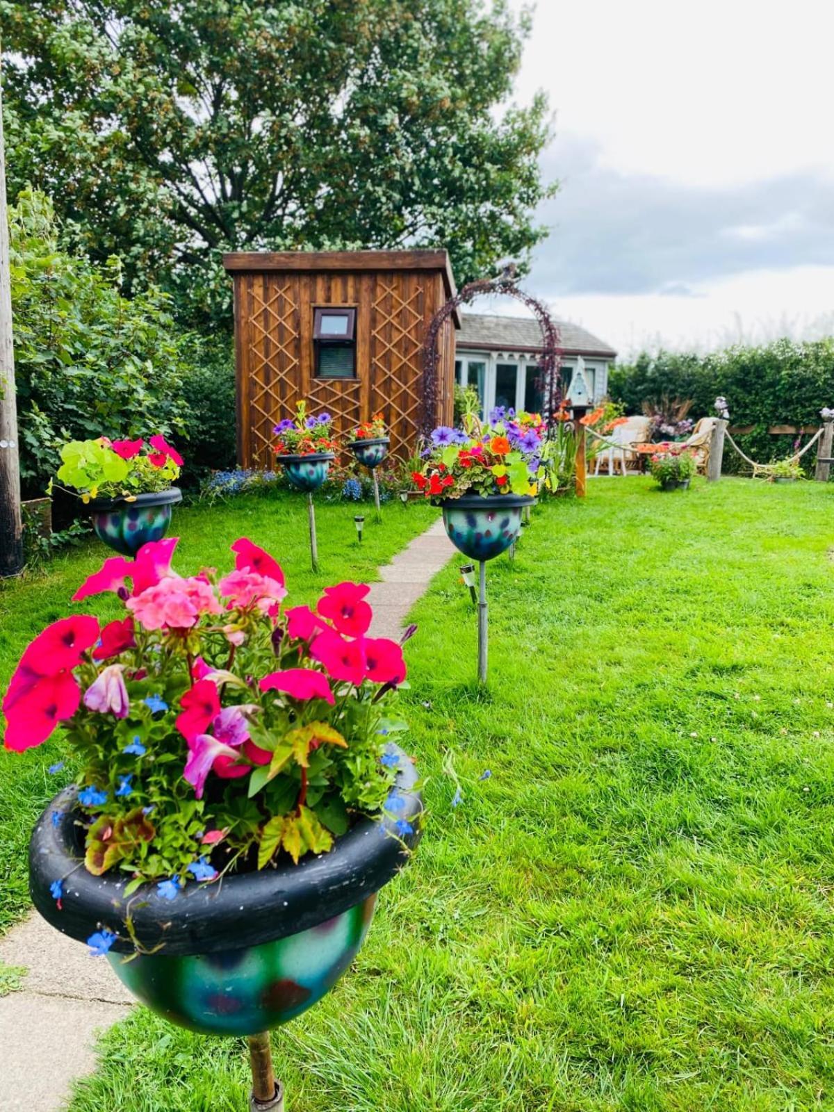 Birds And The Bees Summer House Endon ภายนอก รูปภาพ